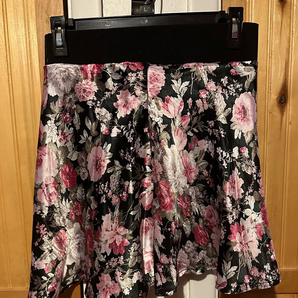 Silk Pink, White, & Black Floral Mini Skirt - Picture 2 of 4